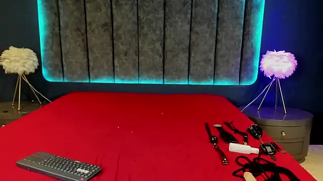 LuciaBeltrann online show from 04/13/26, 07:19