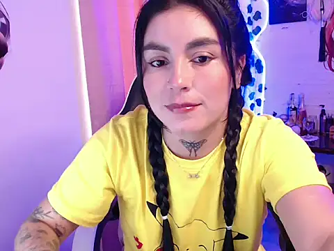 Snapshot of JanineRae chatting on 03/18/26, 06:22 JanineRae online show from 03/18/26, 06:22