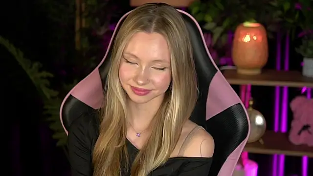 Snapshot of SweetDaisy_me chatting on 02/14/26, 09:39 SweetDaisy me online show from 02/14/26, 09:39