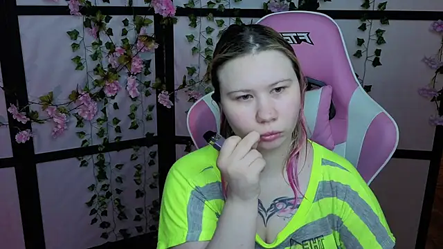 Snapshot of kitsune_little chatting on 05/11/26, 10:40 kitsune little online show from 05/11/26, 10:40