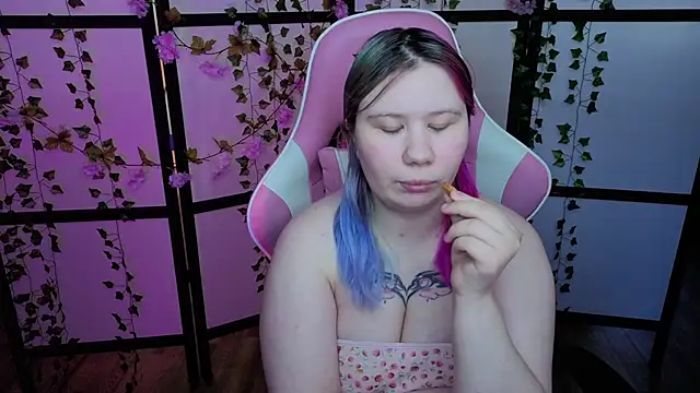 Snapshot of kitsune_little chatting on 05/31/26, 12:34 kitsune little online show from 05/31/26, 12:34