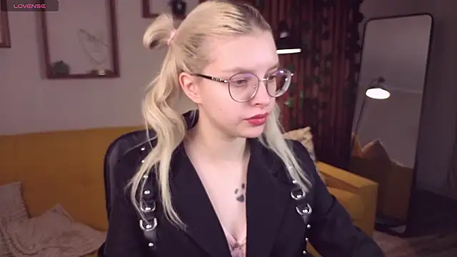 TiffanyPeachi online show from 02/25/26, 10:36