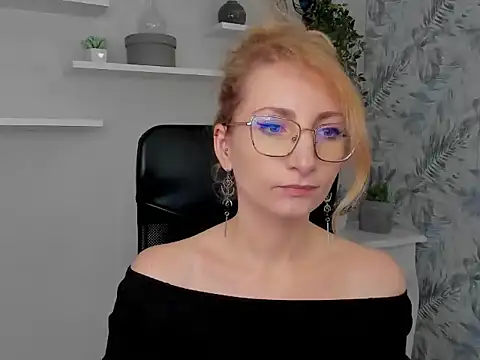 Snapshot of CinderellaMoon chatting on 03/02/26, 06:25 CinderellaMoon online show from 03/02/26, 06:25