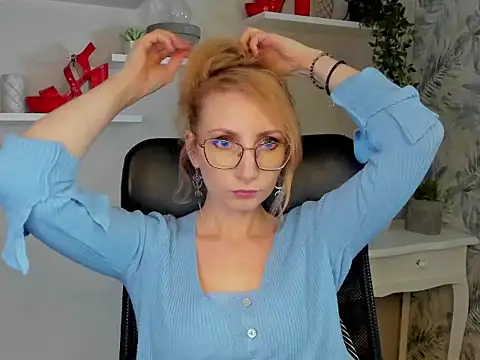 Snapshot of CinderellaMoon chatting on 03/03/26, 06:30 CinderellaMoon online show from 03/03/26, 06:30