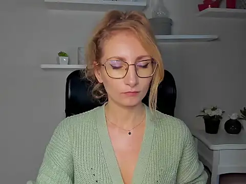 Snapshot of CinderellaMoon chatting on 03/06/26, 06:21 CinderellaMoon online show from 03/06/26, 06:21