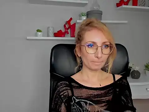 Snapshot of CinderellaMoon chatting on 03/09/26, 06:28 CinderellaMoon online show from 03/09/26, 06:28