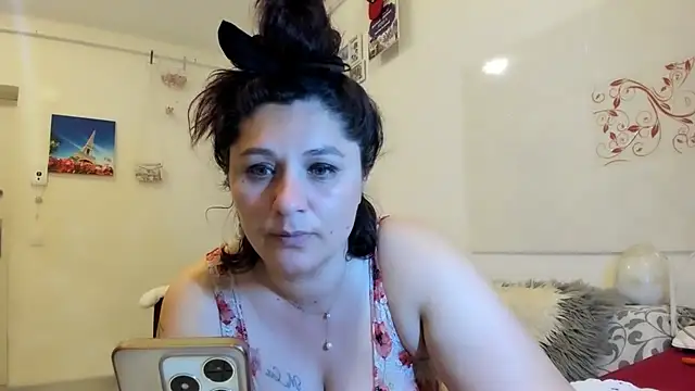 Snapshot of EVELYNA88 chatting on 06/09/26, 06:30 EVELYNA88 online show from 06/09/26, 06:30