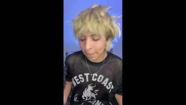 Snapshot of prince_oliverr chatting on 03/17/26, 01:43 prince oliverr online show from 03/17/26, 01:43