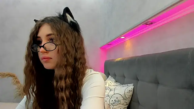 Snapshot of Emily_Lews chatting on 05/19/26, 08:42 Emily Lews online show from 05/19/26, 08:42