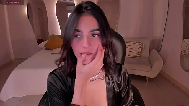 CarolineEvans x online show from 04/11/26, 07:45