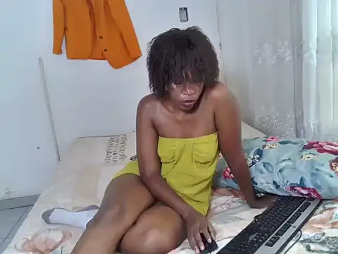 Snapshot of beautyslim45 chatting on 02/22/26, 03:32 beautyslim45 online show from 02/22/26, 03:32