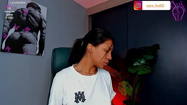 Snapshot of zara_leee chatting on 03/09/26, 11:47 zara leee online show from 03/09/26, 11:47