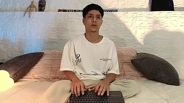 Eliassalvatore  online show from 04/23/26, 03:36