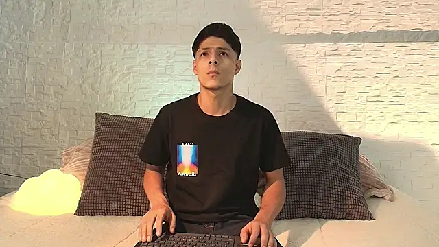 Eliassalvatore  online show from 04/25/26, 05:32