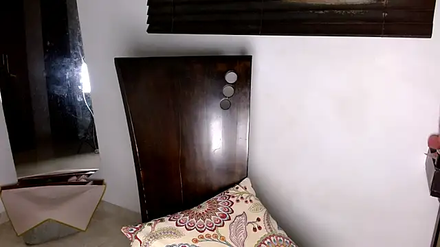 MiaDiamontLatin online show from 04/21/26, 01:42