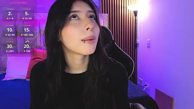 chloe bluee  online show from 04/21/26, 11:05