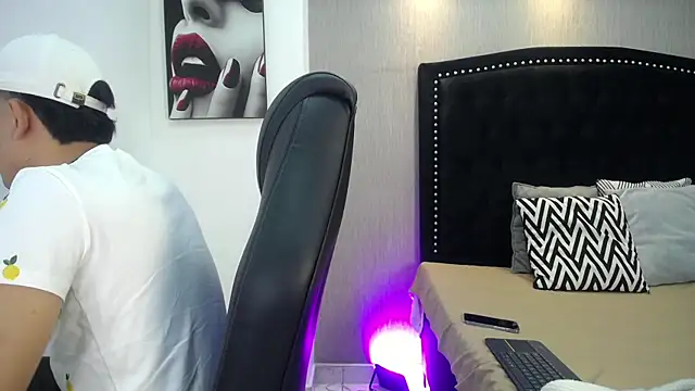 NewYoungHot online show from 04/11/26, 08:24