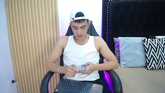 NewYoungHot online show from 04/21/26, 08:12