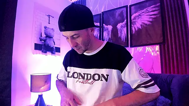 Milanwhite  online show from 03/05/26, 11:39