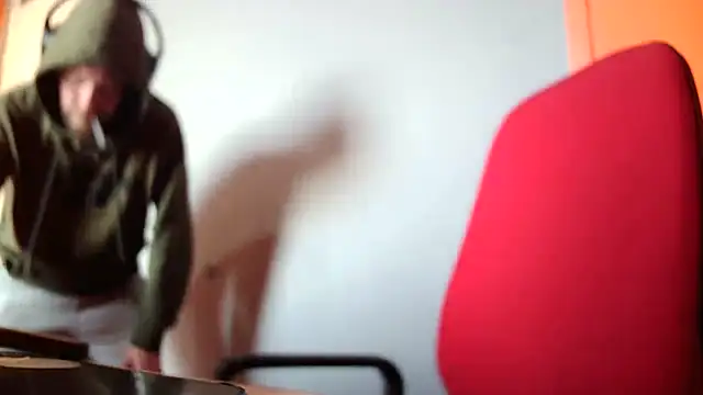 Snapshot of truble78 chatting on 03/04/26, 09:15 truble78 online show from 03/04/26, 09:15