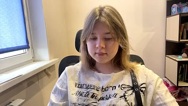 TomikoPfau online show from 04/12/26, 05:12