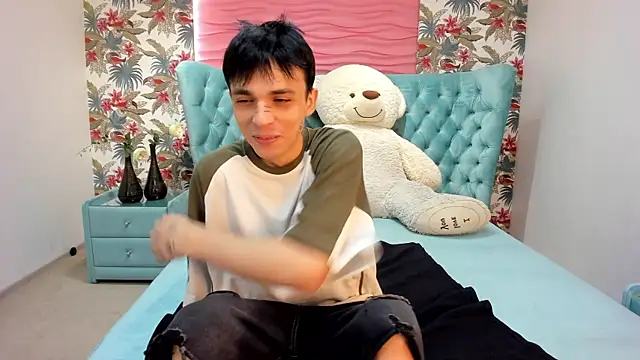 Snapshot of ClarkBev chatting on 05/15/26, 06:53 ClarkBev online show from 05/15/26, 06:53