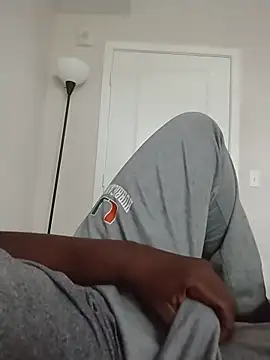 Snapshot of makeherfeelg chatting on 05/13/26, 01:41 makeherfeelg online show from 05/13/26, 01:41