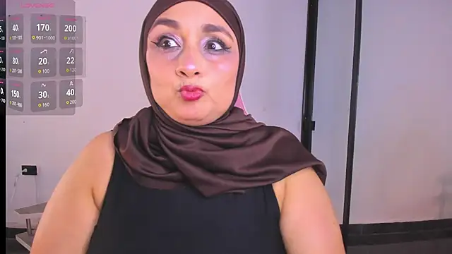 Snapshot of HijabiMilff chatting on 06/26/26, 05:39 HijabiMilff online show from 06/26/26, 05:39