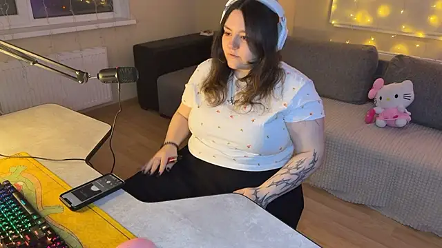 Snapshot of RiotKitten1 chatting on 03/05/26, 11:12 RiotKitten1 online show from 03/05/26, 11:12