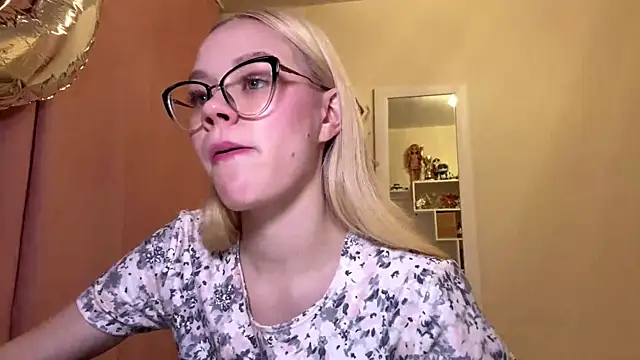 MiaCashe online show from 04/11/26, 03:27