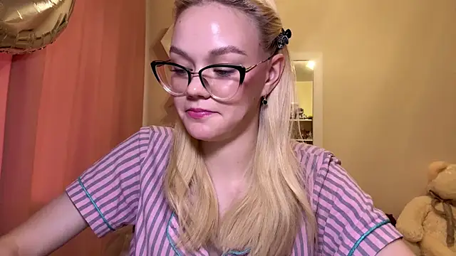 MiaCashe online show from 04/18/26, 12:09