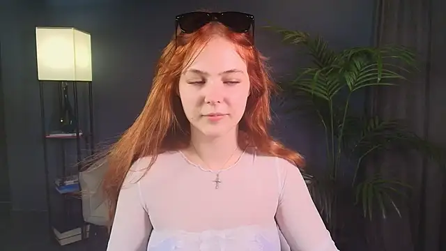 Snapshot of Elle_Funning chatting on 06/25/26, 03:27 Elle Funning online show from 06/25/26, 03:27