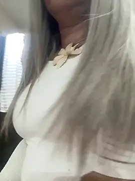 Nanda loiragostosa online show from 04/11/26, 01:43