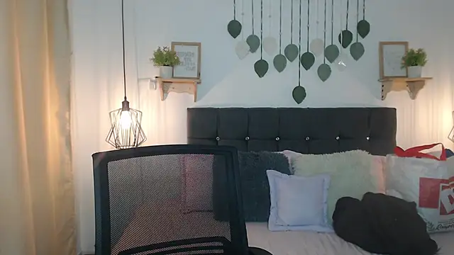 Emma hassani online show from 04/01/26, 02:14