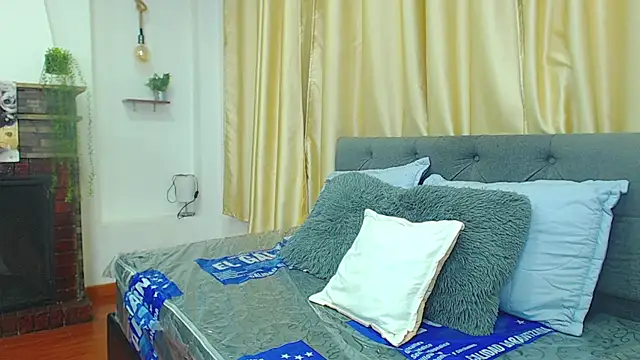 Emma hassani online show from 04/18/26, 07:58