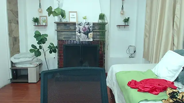 Emma hassani online show from 04/21/26, 01:28