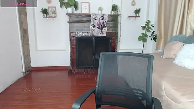 Snapshot of Emma_hassani chatting on 06/11/26, 01:20 Emma hassani online show from 06/11/26, 01:20