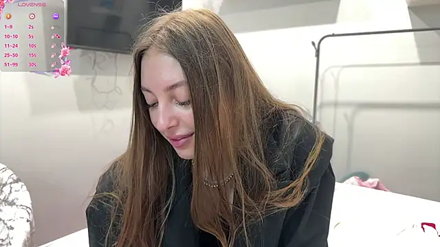 Snapshot of selena_favn chatting on 06/04/26, 02:17 selena favn online show from 06/04/26, 02:17