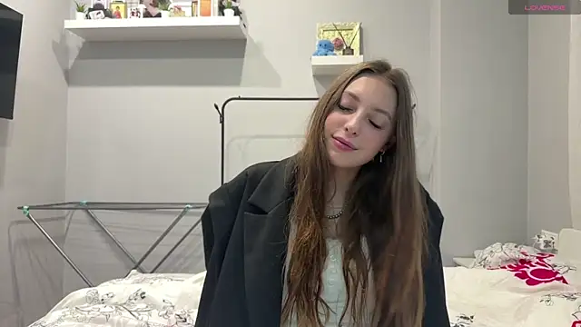 Snapshot of selena_favn chatting on 06/09/26, 02:23 selena favn online show from 06/09/26, 02:23