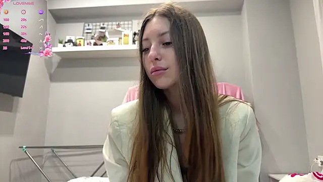 Snapshot of selena_favn chatting on 06/12/26, 02:32 selena favn online show from 06/12/26, 02:32