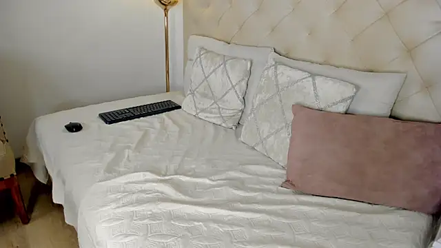 nina joyce online show from 04/18/26, 08:09