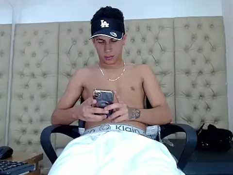 Snapshot of Hollmanhot chatting on 03/04/26, 02:28 Hollmanhot online show from 03/04/26, 02:28