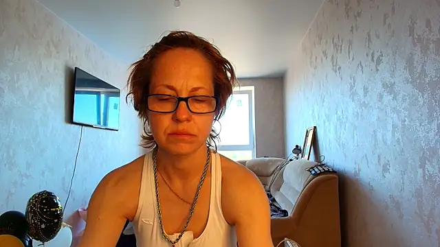Snapshot of LioraWeiss chatting on 05/18/26, 07:36 LioraWeiss online show from 05/18/26, 07:36
