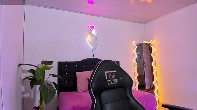 LINDSAY TAY online show from 04/11/26, 03:33