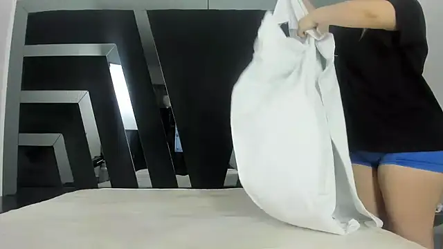 Nikol Lopez  online show from 04/13/26, 11:05