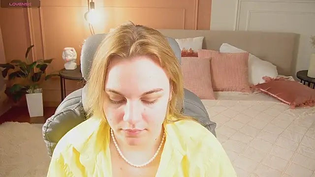 Glow Margo online show from 04/25/26, 01:08