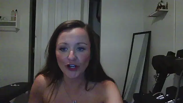 Snapshot of thenakedtrainer69 chatting on 05/29/26, 06:17 thenakedtrainer69 online show from 05/29/26, 06:17