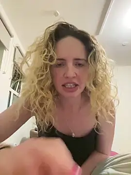 curlyirishgirl online show from 04/05/26, 08:17