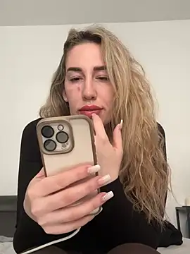 JuliaPrivat online show from 03/06/26, 10:45