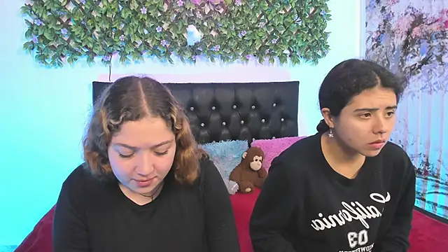Snapshot of valeria_and_zoe chatting on 04/28/26, 02:00 valeria and zoe online show from 04/28/26, 02:00